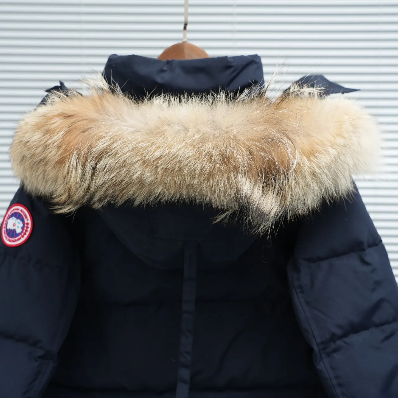 The P880 Wyndham Parker is available in 29 models for both men and women. Both the fur collar and the fur collar are detachable. My personal favorite is simple and elegant. It is clean and neat. It has been chosen by Arctic and Antarctic scientific expedition teams as winter wear. It is the Rolls-Royce of the world. ➖ Industry-leading anti-counterfeiting chip sensing. ➖ Imported Behringer embroidery machines and customized embroidery labels, the highest level and industry leading. ➖ Imported Korean 21-count polyester-cotton blended original fabric, TC85 waterproof coated fabric, water-repellent, windproof and wear-resistant. ➖ The new national standard 80 white duck down is filled with an average of 520 grams of down. The amount of down filled is industry-leading. ➖ 100% nylon lon lining with double double-layer sealing design to prevent velvet running, seamless thread design on cuffs! ➖ Western Canadian Green Wolf Collar. ➖ Yoshida YKK provides original factory-customized electroplated sliders. YKK two-way lockable zippers are tight and smooth and do not peel off paint. ➖ 3M composite Velcro is durable and the accessories and hardware are all custom-made. Note: Our copywriting is only simple and clear. Instead of bragging about the copywriting, it is better to compare and understand with samples. Only for the purest, most focused, most professional, highest quality, and highest sex! Color: off-white with red label. Size: Xs S M L XL XXL.